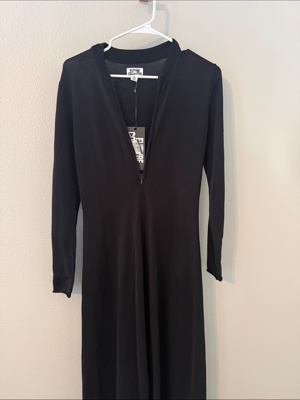 Black Long Sleeve V‑Neck Knit Maxi Dress